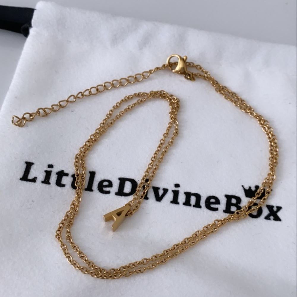 2/50 A charm necklace.
